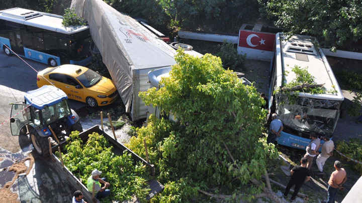 İzmir Ankara Yolu’nda Kontrolden Çıkan Tır Köprüden Düştü 1 Can Kaybı 2 Yaralı