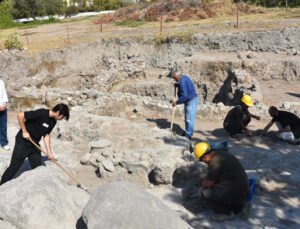 İzmir Smyrna Höyüğü Kazıları 5 Bin Yıllık Ticaret Ağlarını Aydınlatıyor