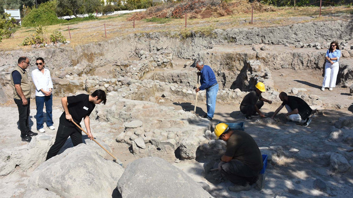 İzmir Smyrna Höyüğü Kazıları 5 Bin Yıllık Ticaret Ağlarını Aydınlatıyor