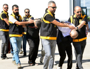 Adana’da Husumetlisiyle Çatışan Şüpheli Tutuklandı Uyuşturucu Ve Silahlar Ele Geçirildi