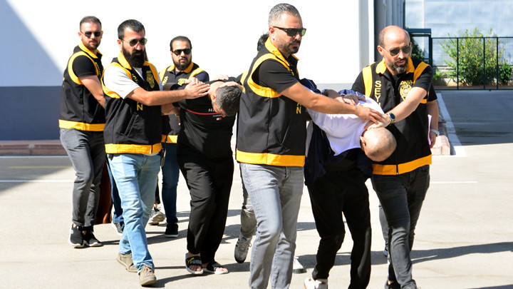 Adana’da Husumetlisiyle Çatışan Şüpheli Tutuklandı Uyuşturucu Ve Silahlar Ele Geçirildi