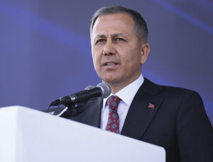 İçişleri Bakanı Kocaeli Açıklarında 7 Denizciyi Kurtaran Kadın Pilotu Üstün Başarıdan Ötürü Kutladı