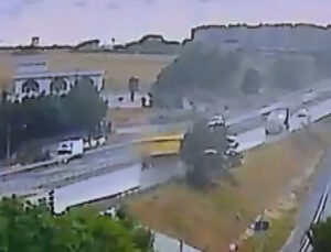 Büyükçekmece D-100’De Hafriyat Kamyonu Devrildi Sürücü Yaralandı Yol Trafiğe Kapandı