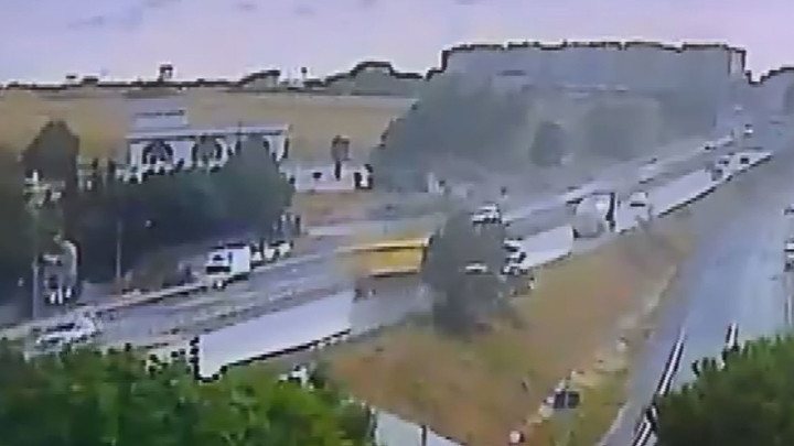 Büyükçekmece D-100’De Hafriyat Kamyonu Devrildi Sürücü Yaralandı Yol Trafiğe Kapandı