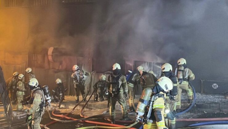 Kağıthane’de Gece Yarısı Başlayan Yangın Matbaa Deposunu Kül Etti Bina Hasar Gördü