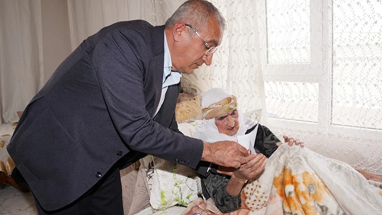 Adıyaman Kahta’da 105 Yaşındaki Hanım Orman Ak Parti’ye Evinde Katıldı