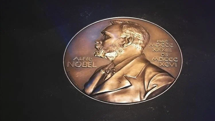 2025 Nobel Ödülleri Sahiplerine Takdim Edildi Barış Ödülü Protestolarla Gölgede Kaldı