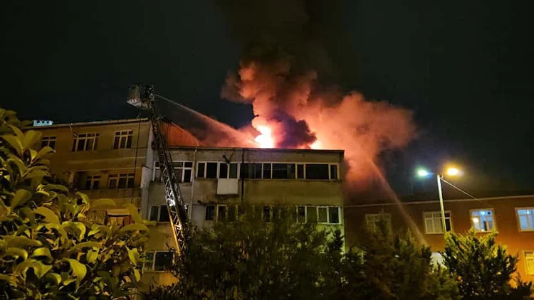 Beyoğlu’nda 4 Katlı Tekstil Atölyesi Çatısında Yangın Bir Kişi Dumandan Etkilendi