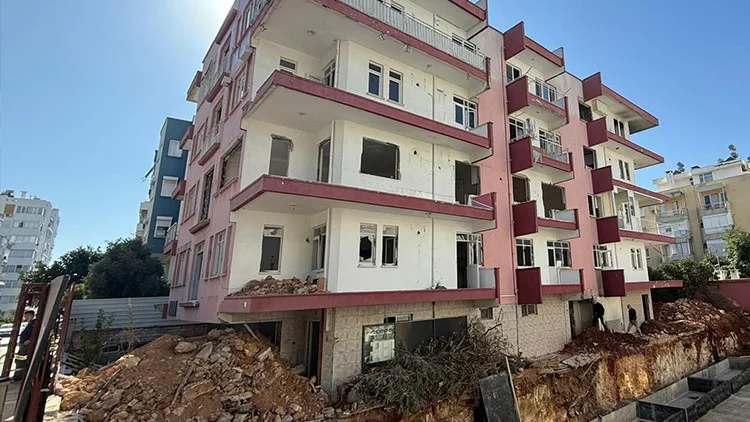 Antalya Muratpaşa’da Metruk Binada Çıkan Yangında Cansız Erkek Bedeni Bulundu