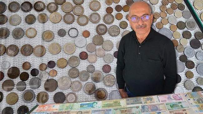 Demirci’de Babasından Miras Mesleği Sürdüren Ali Özkahraman 50 Ülkenin Banknot Ve Madeni Paralarını Koleksiyonunda Buluşturdu