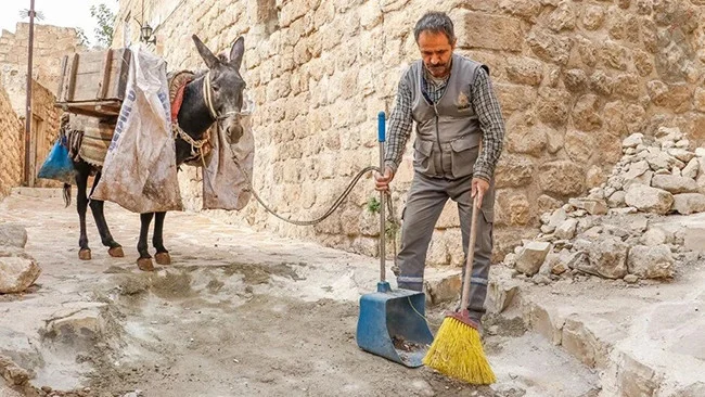 Mardin’de Çöp Toplayan Kadrolu Eşekler Yedi Yılın Ardından Emekliye Ayrılıyor