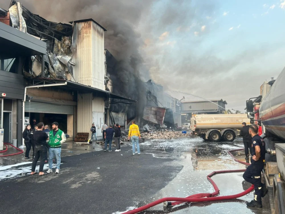 Adana Seyhan Ticaret Merkezindeki Büyük Yangın Dört Saatte Kontrol Altına Alındı