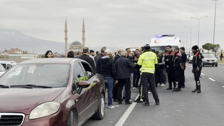 Aksarayda Polis Cenazesi Konvoyuna Sopalı Taşlı Saldırıda Dört Kişi Yaralandı