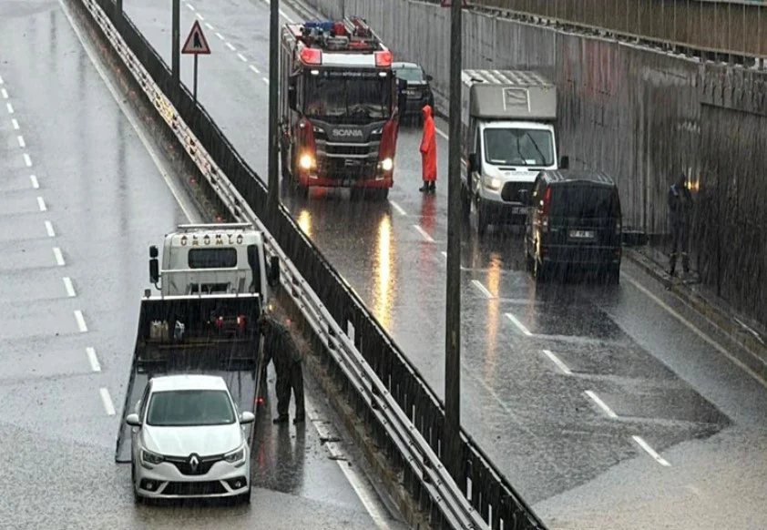 Alanya’da Sağanak Yağış Sonrası Su Basan Alt Geçitte 8 Kişi Kurtarıldı