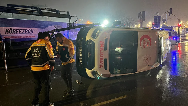 Kocaeli’de Ambulans Ve Minibüs Çarpışmasında 6 Kişi Yaralandı