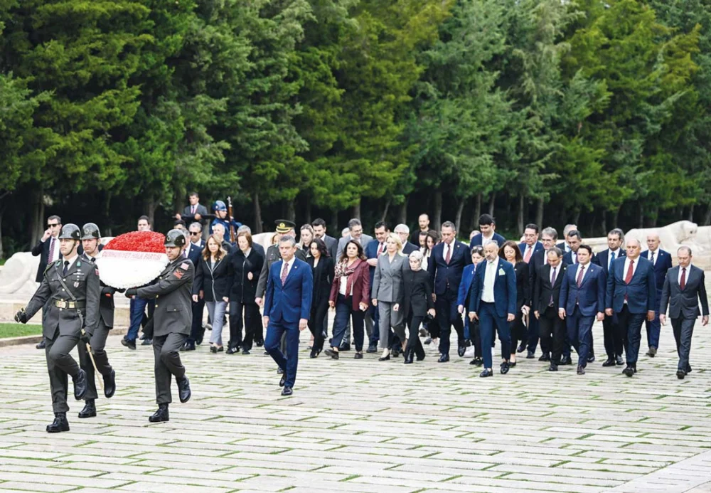 Özgür Özel Anıtkabir Özel Defteri’ne 19 Mart 2025 Sivil Darbe Teşebbüsü Mücadelesini Yazdı