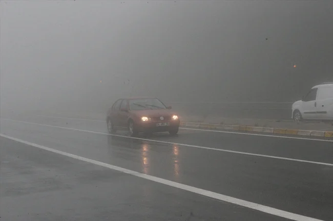 Bolu Dağı Geçişinde Sis Görüş Mesafesini 25 Metreye Kadar Düşürdü