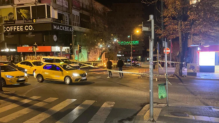 Motosikletli Şüpheli Ankara’da Cadde Üzerinde Rastgele Ateş Açarak Bir Kişiyi Yaraladı