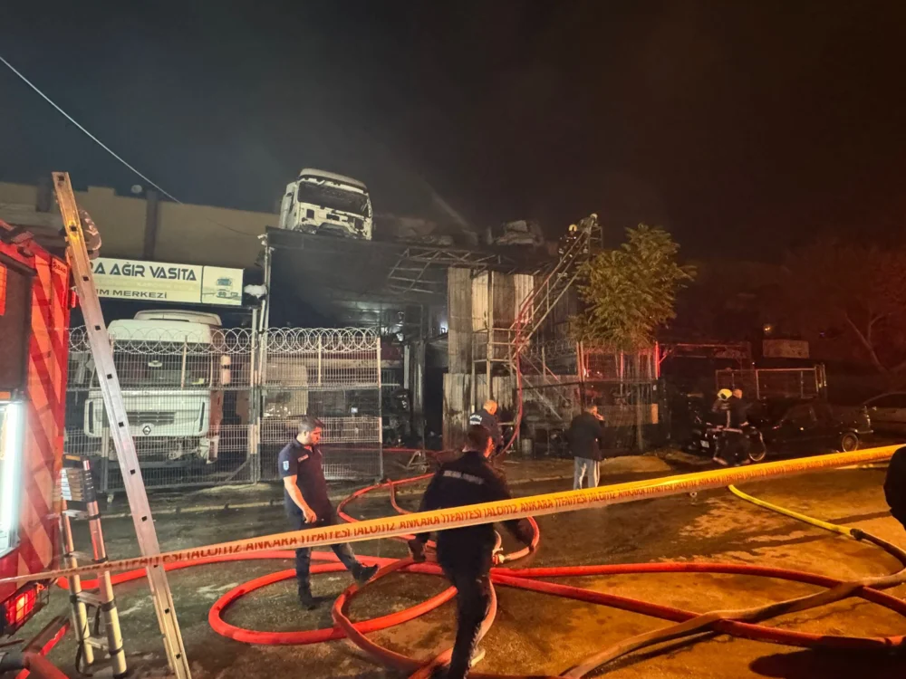 Ankara Yıldırımlar Sanayi Sitesi’ndeki Oto Tamirhanesi Yangınında Çok Sayıda Araç Zarar Gördü