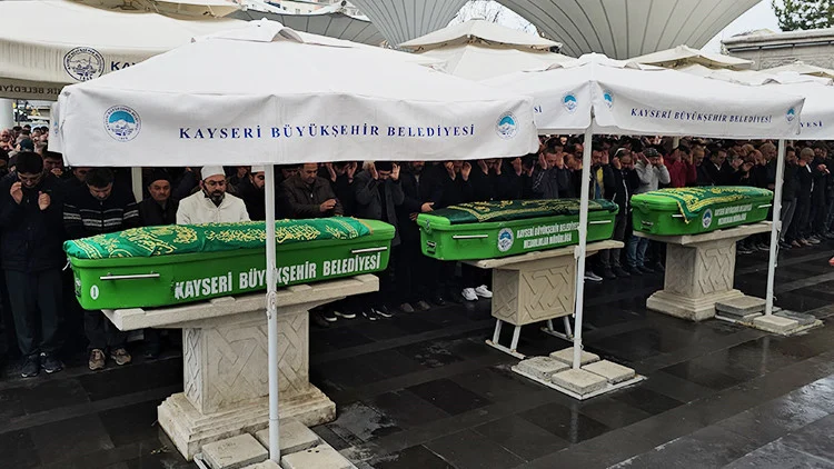 Malatya Kazasında Hayatını Kaybeden Anne Oğlu Ve Kızı Kayseri’de Toprağa Verildi