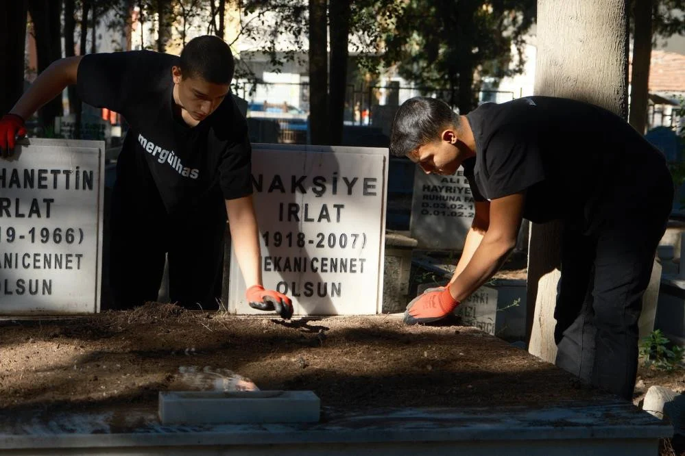 Bursa’Da Mezarlık Temizliği Yapan Kardeşler Sosyal Medyada Takdir Topladı