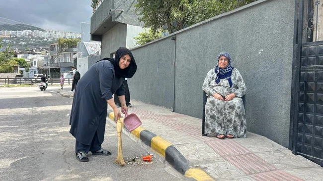 İskenderun’da Annesinden Devraldığı Mahalle Temizliği Geleneğini 10 Yıldır Sürdürüyor
