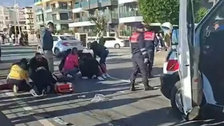 Antalya’da otomobil ile üçteker çarpıştı: 2 ölü, 1 ağır yaralı