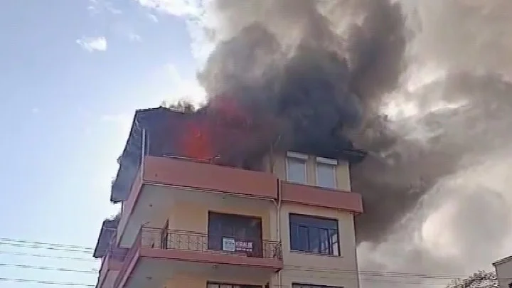 Antalya’da Yangında Mahsur Kalan Anne Ve Üç Çocuğu Komşuların Kahramanca Müdahalesiyle Kurtarıldı