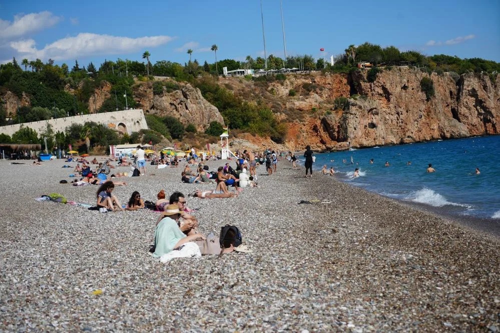 Antalya’da Yağış Sonrası 22 Derece Sıcaklıkta Plajlar Dolup Taştı