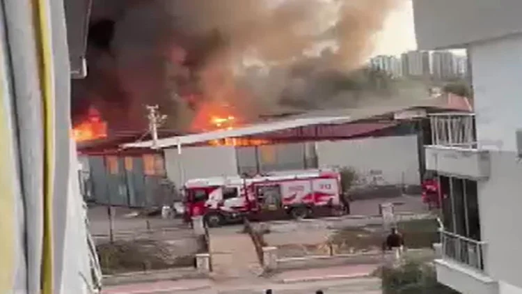 Antalya Kepez’deki Ahşap Atölyesi Yangınında Milyonlarca Liralık Ekipman Kül Oldu