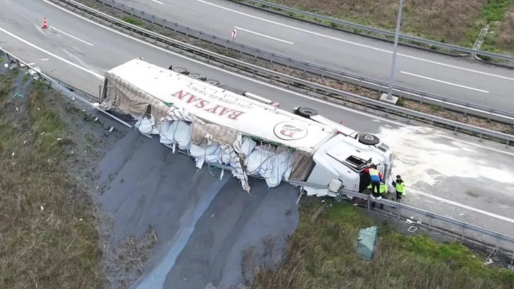 Arnavutköy Kuzey Marmara Otoyolu’nda Korkunç Kaza Tır Devrildi Sürücü Ağır Yaralandı