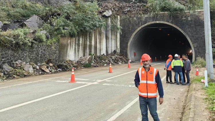 Artvin’de Heyelan Sonrası Karadeniz Sahil Yolu Kısa Sürede Yeniden Ulaşıma Açıldı