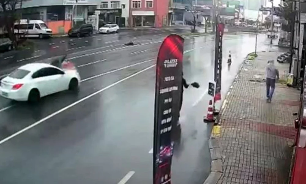 Avcılar’da Yolun Karşısına Geçmeye Çalışan Yayaya Otomobil Çarptı Hayati Tehlikesi Var