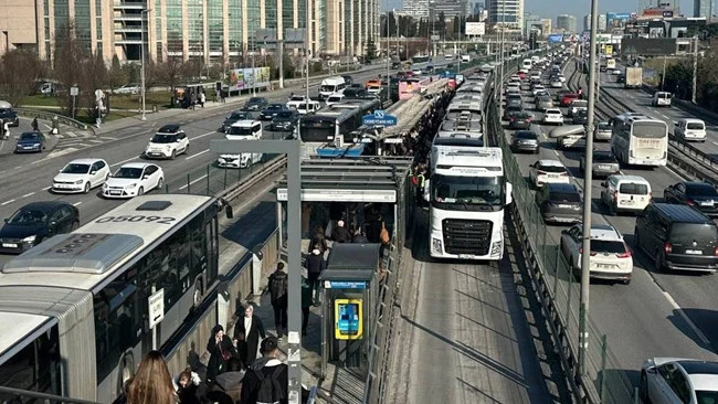 Avcılar Şükrübey Durağında Metrobüs Arızası İstanbul Ulaşımını Aksattı