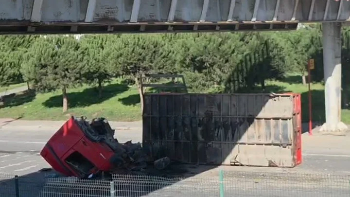 Avcılar’da İş Makinesi Taşıyan Tır Üst Geçide Çarptı İki Kişi Yaralandı