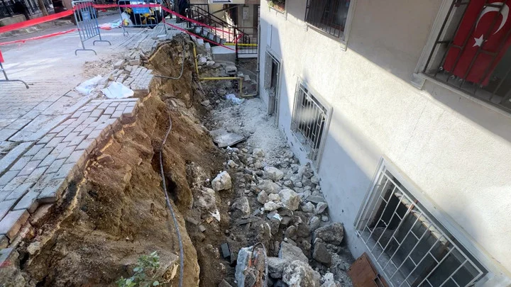 Avcılar’da İstinat Duvarı Çöktü Dört Katlı Binanın Bahçesi Zarar Gördü