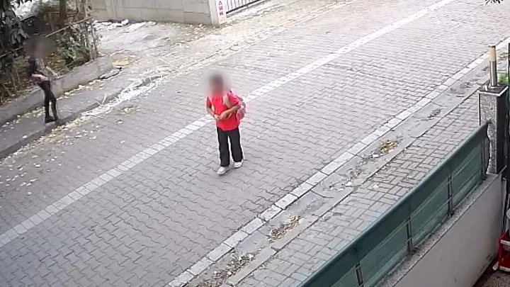 Avcılar’da 10 Yaşındaki Kız Çocuğunu Takip Edip Çağıran Şüpheli Annenin Müdahalesiyle Kaçtı