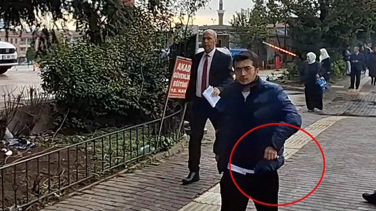 Bir Vatandaşın Uyarısıyla Çöpünü Yere Atan Kişi Davranışını Hemen Düzeltti