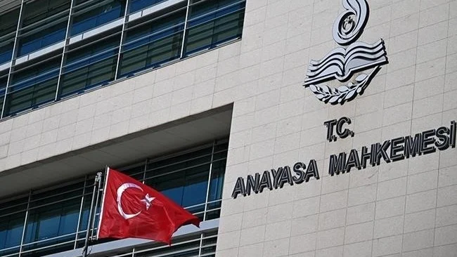 Anayasa Mahkemesi Basın İlan Kurumunun İlan Kesme Ve Dava Kararlarının Kesinliği Hükmünü İptal Etti