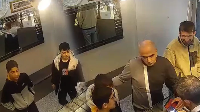 Bağcılar’da Çocuklar Tarafından Bulunan 1,3 Milyon Lira Değerindeki Altınlar Sahibine Teslim Edildi