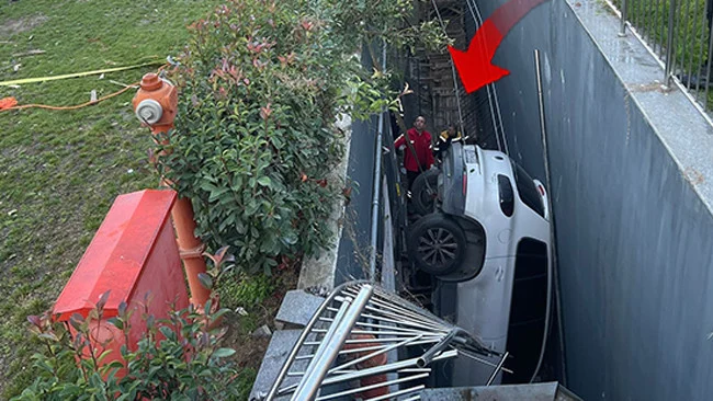 Bahçelievler’de Kontrolden Çıkan Otomobil 5 Metreden Düştü Sürücü Sıkıştı