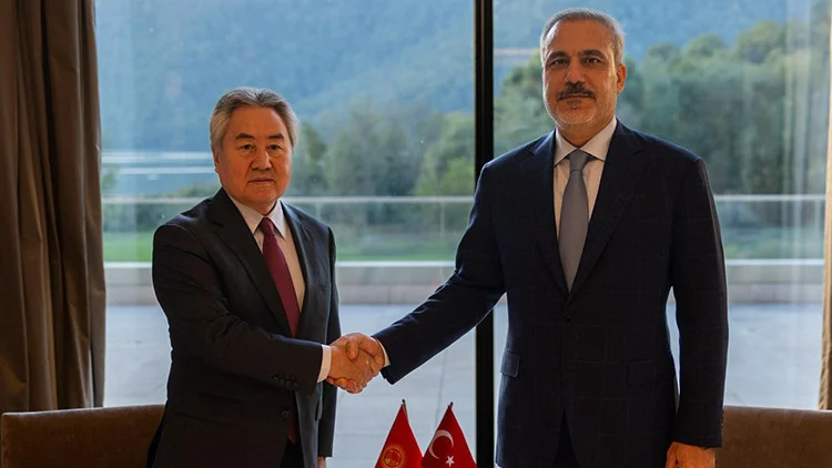 Bakan Fidan Azerbaycan’da Kırgız Mevkidaşı Kulubayev İle Önemli Bir Görüşme Gerçekleştirdi