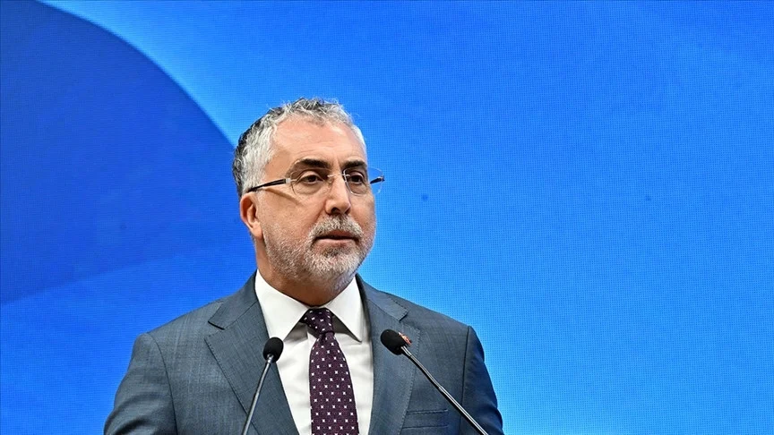 Bakan Işıkhan İzmir’İ Çöp Dağları Ve Kokudan Geçilmeyen Şehir Olarak Tanımladı