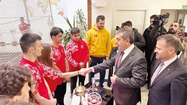 Milli Eğitim Bakanı Tekin Robotik Projeleri İnceledi Yatırım Sorunumuz Yok Mesajı Verdi