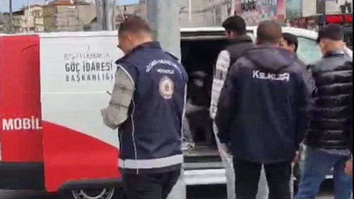 Türkiye Genelinde Göçmen Kaçakçılığı Operasyonunda Yüzlerce Organizatör Ve Düzensiz Göçmen Yakalandı