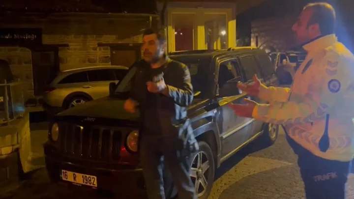 Alkolmetreye Üflemeyen Sürücü Polisten Kaçtı Ve Gazetecilere Direndi