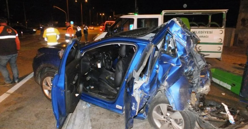 Bandırma’da Kırmızı Işıkta Bekleyen Otomobile Çarpan Tır Bir Can Aldı Üç Kişiyi Yaraladı