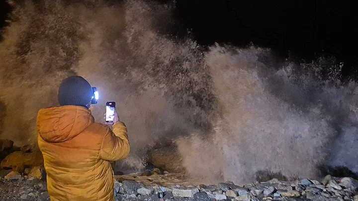 Bartın Amasra’da Karadeniz’de Dalga Boyu 8 Metreye Ulaştı