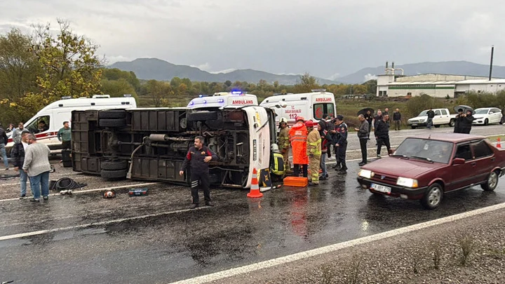 Bartın’da Tekstil İşçilerini Taşıyan Servis Aracının Devrilmesi Sonucu Bir Kişi Öldü On Dokuz Kişi Yaralandı