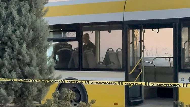 Konya’da Belediye Otobüsünde Eşinin Gözleri Önünde Bıçaklı Saldırı Ağır Yaralı